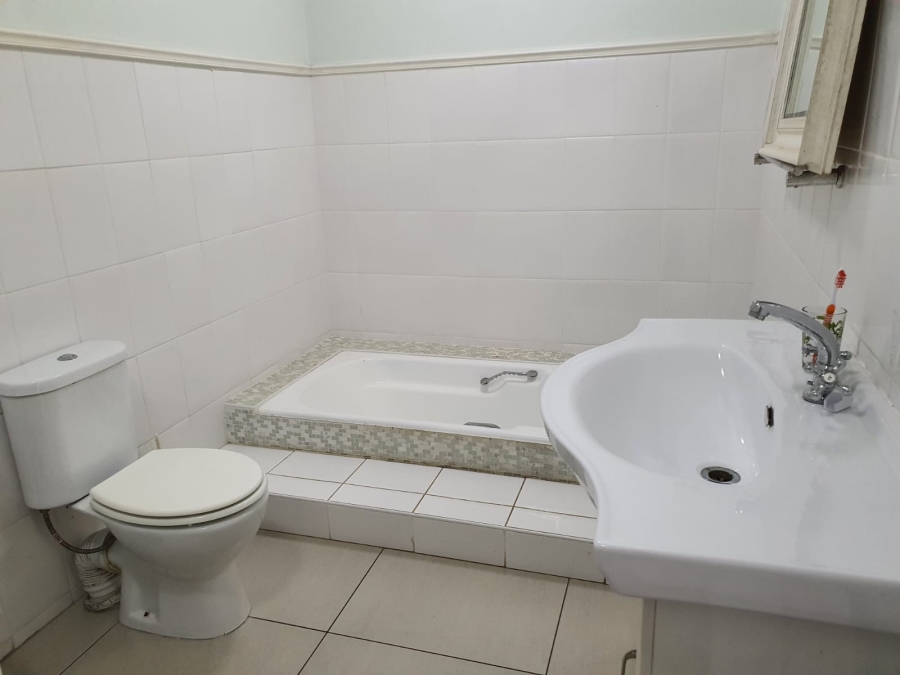 5 Bedroom Property for Sale in Gonubie North Eastern Cape